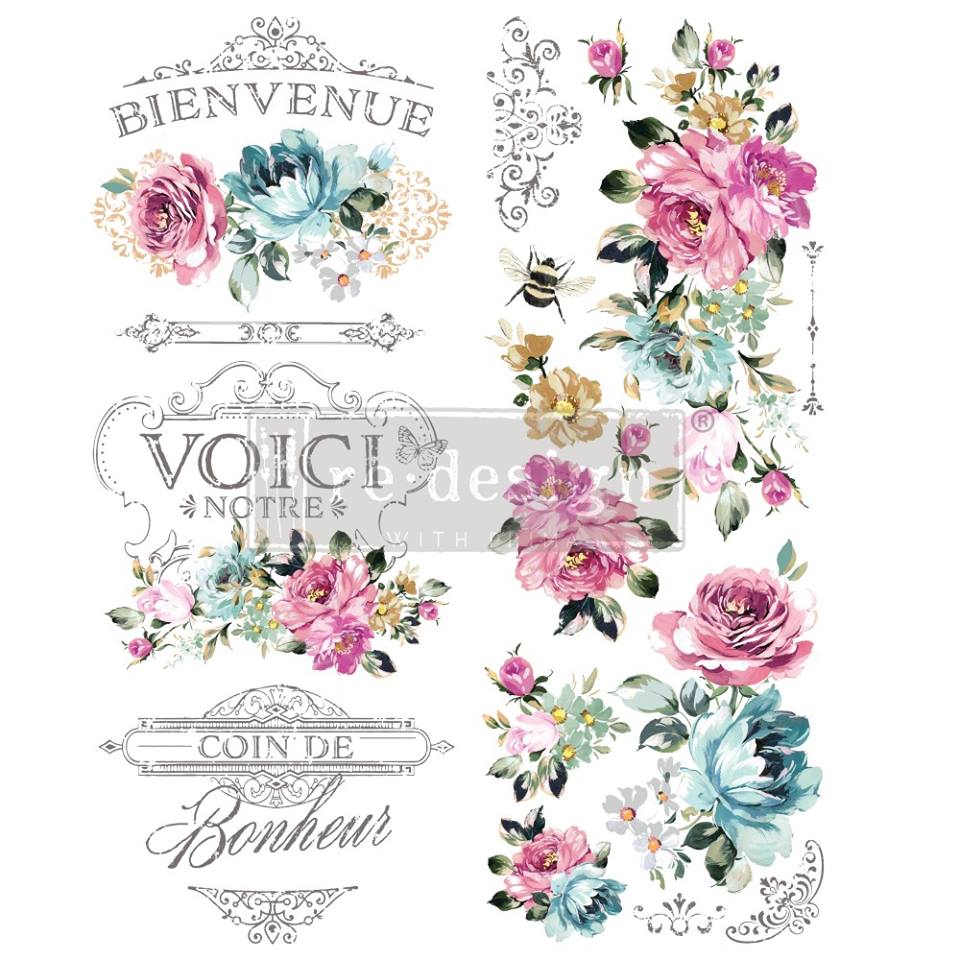 Eleganza e romanticismo si incontrano in questo raffinato transfer decorativo dal sapore francese. Le magnifiche composizioni floreali, con peonie e rose dai delicati toni rosa e azzurro polvere, sono abbinate a scritte vintage e dettagli ornamentali che richiamano il fascino delle antiche insegne provenzali.