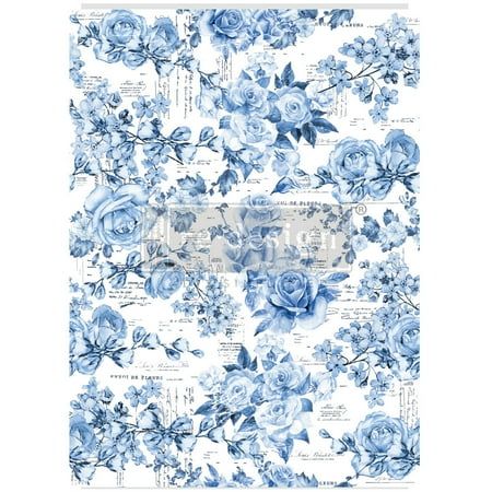 Elegante transfer decorativo ispirato alle antiche ceramiche europee, con rose e motivi floreali nei raffinati toni del blu su fondo chiaro. Perfetto per personalizzare mobili, complementi d'arredo e progetti di restyling dal fascino senza tempo.